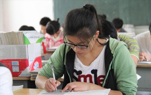 女孩磕头拜师父,00后女孩磕头跪拜90后师父引争议，应该磕头拜师吗？